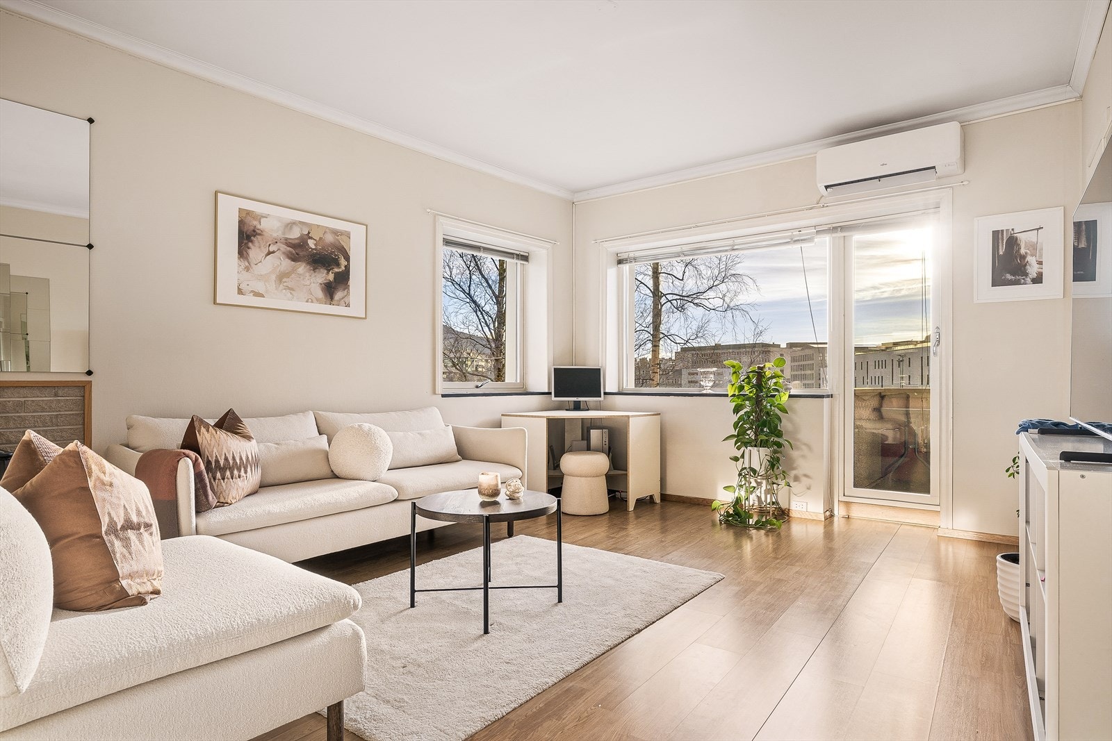 Leiligheten ligger på hjørnet i byggets 2. Etasje (fjerde fra Kronsminde-siden). Den inneholder 2 soverom, stue, nyere kjøkken, pent helfliset bad og sørvestvendt balkong med fantastiske solforhold. Galleribilde