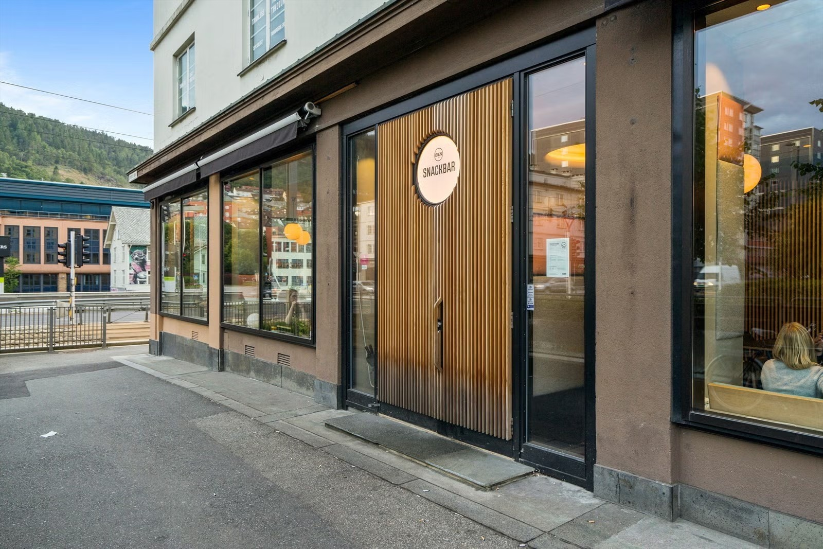 Fra leiligheten er det gangavstand til flere hyggelige utesteder for sosialt samvær. Galleribilde