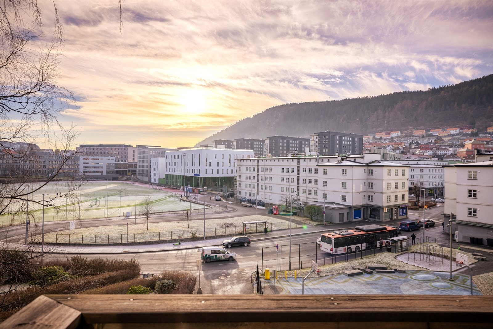 Nærmeste busstopp og dagligvarebutikk er kun et steinkast unna boligen. Galleribilde
