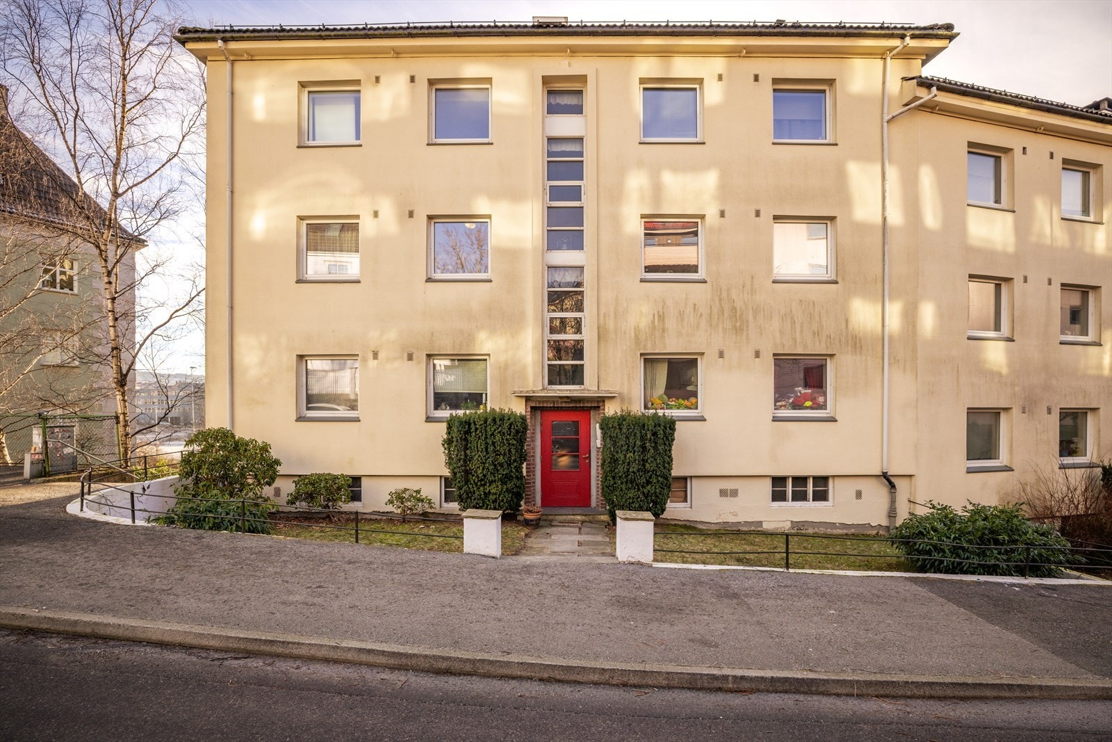 Leiligheten har en svært attraktiv beliggenhet i et sentralt og ettertraktet strøk like utenfor sentrum. og kort avstand til sentrum. Galleribilde