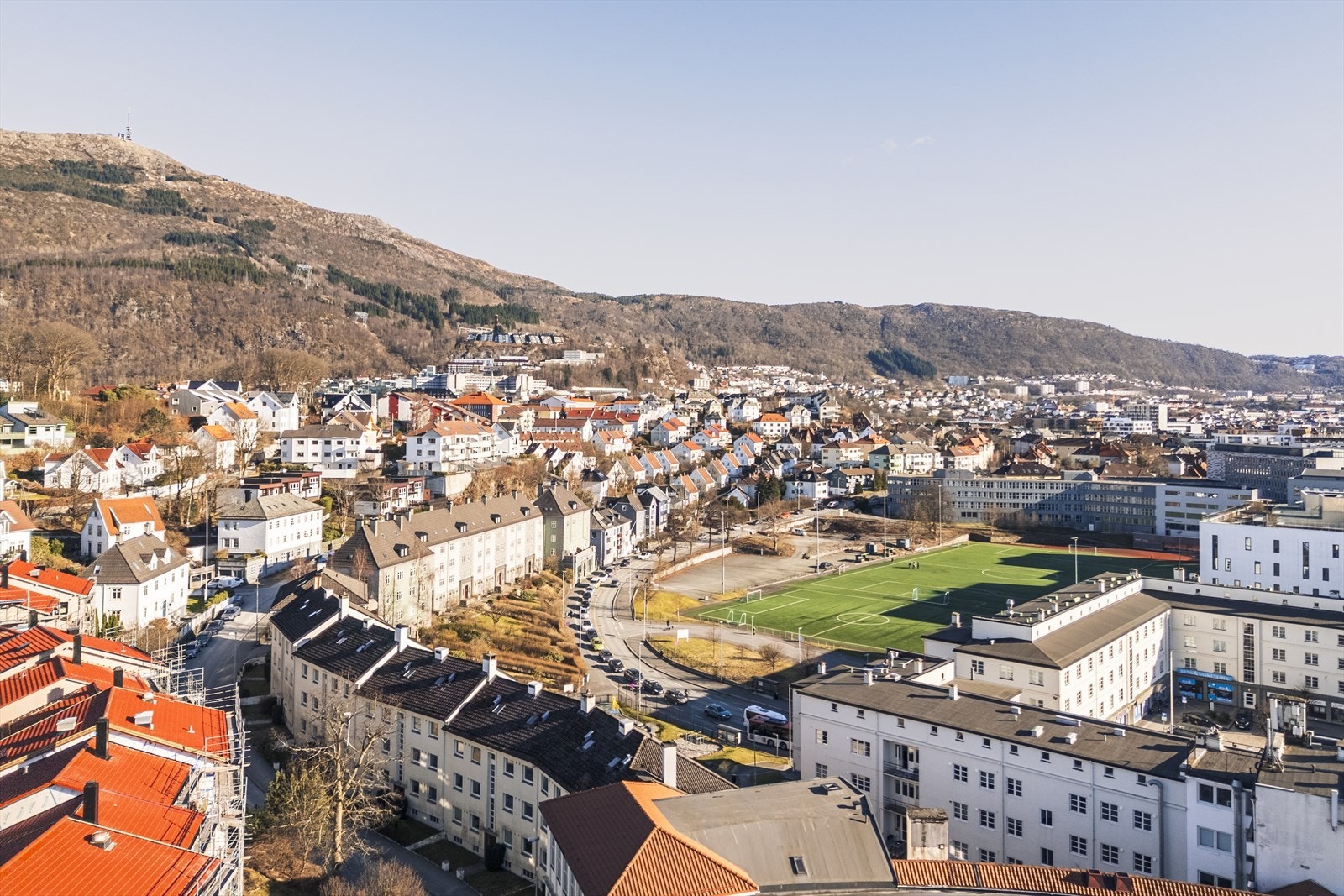 I nærområdet finner du et variert utvalg av spisesteder, inkludert Bien Snackbar, Ostra restaurant & bar, Arti og den populære streetfood-restauranten Jaja. Dagligvarehandelen er også enkel, med Rema 1000 kun 2 minutters gangavstand fra boligen. Galleribilde