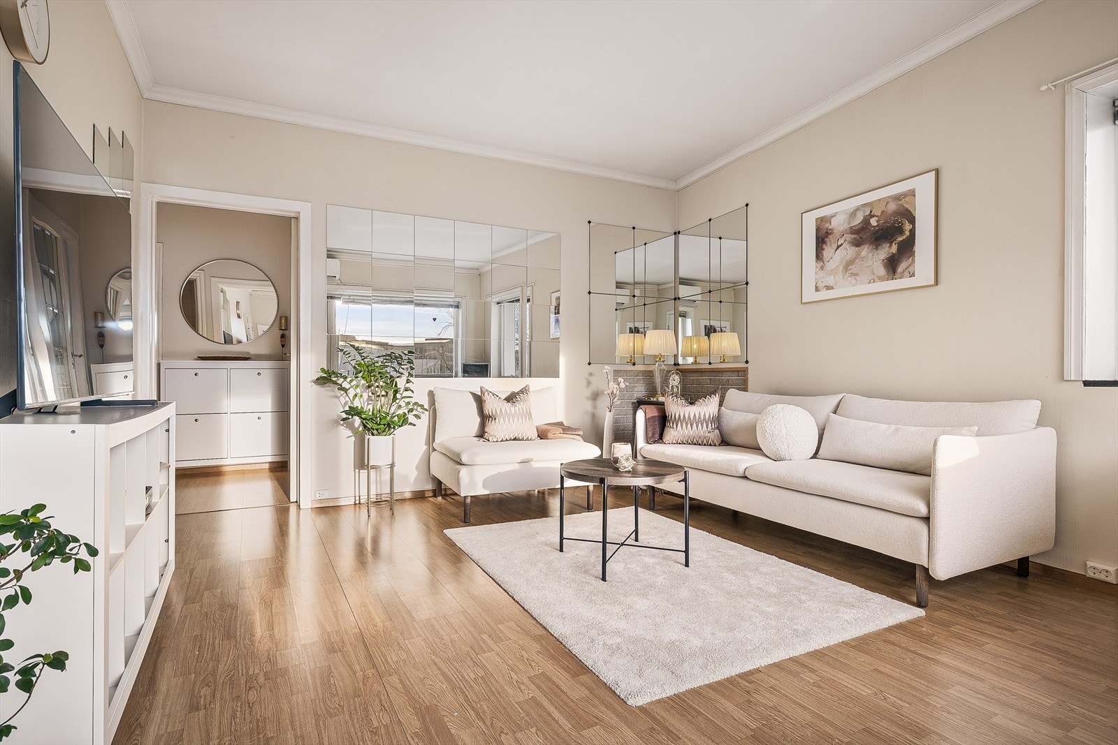 Leiligheten har en romslig stue på 17 kvm, og er innredet med peisovn som gir varme til de kalde dagene. Galleribilde