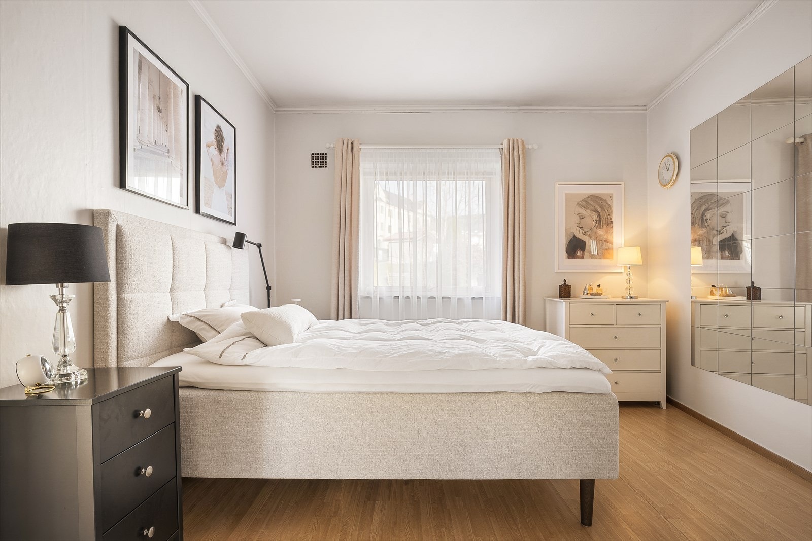 Her er det god plass til både dobbeltseng, nattbord og oppbevaring. Galleribilde