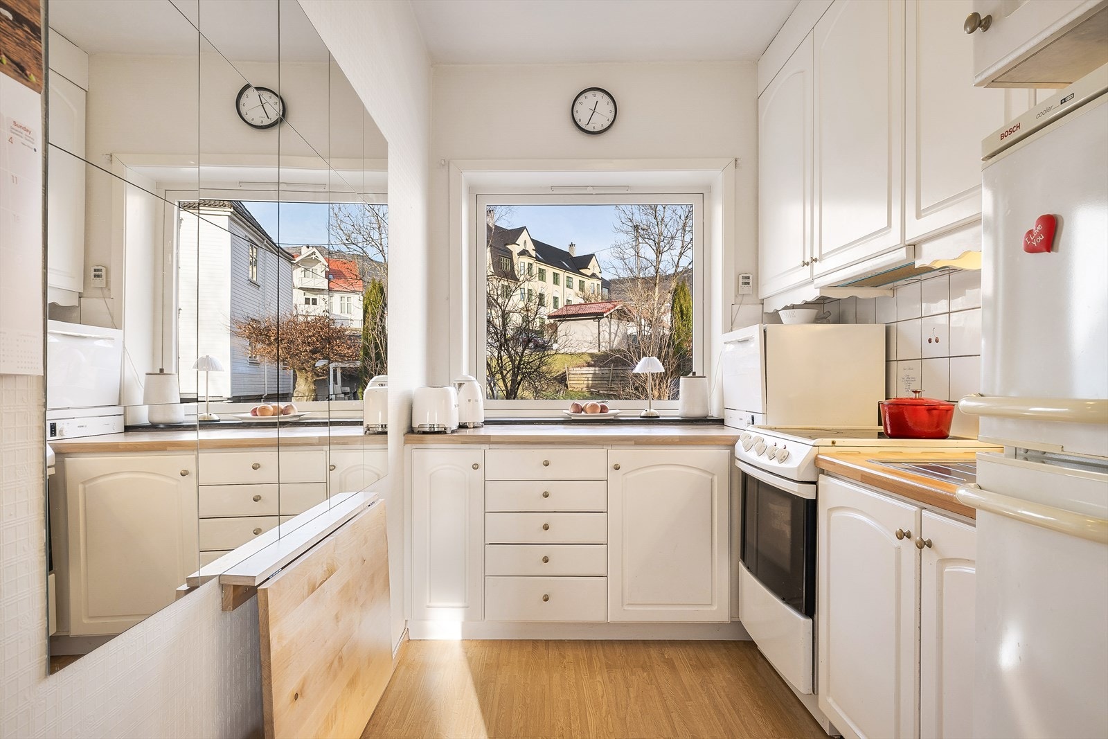 Eget separat kjøkken med lyse profilerte fronter! Stort vindu som sørger for godt med lys. Galleribilde