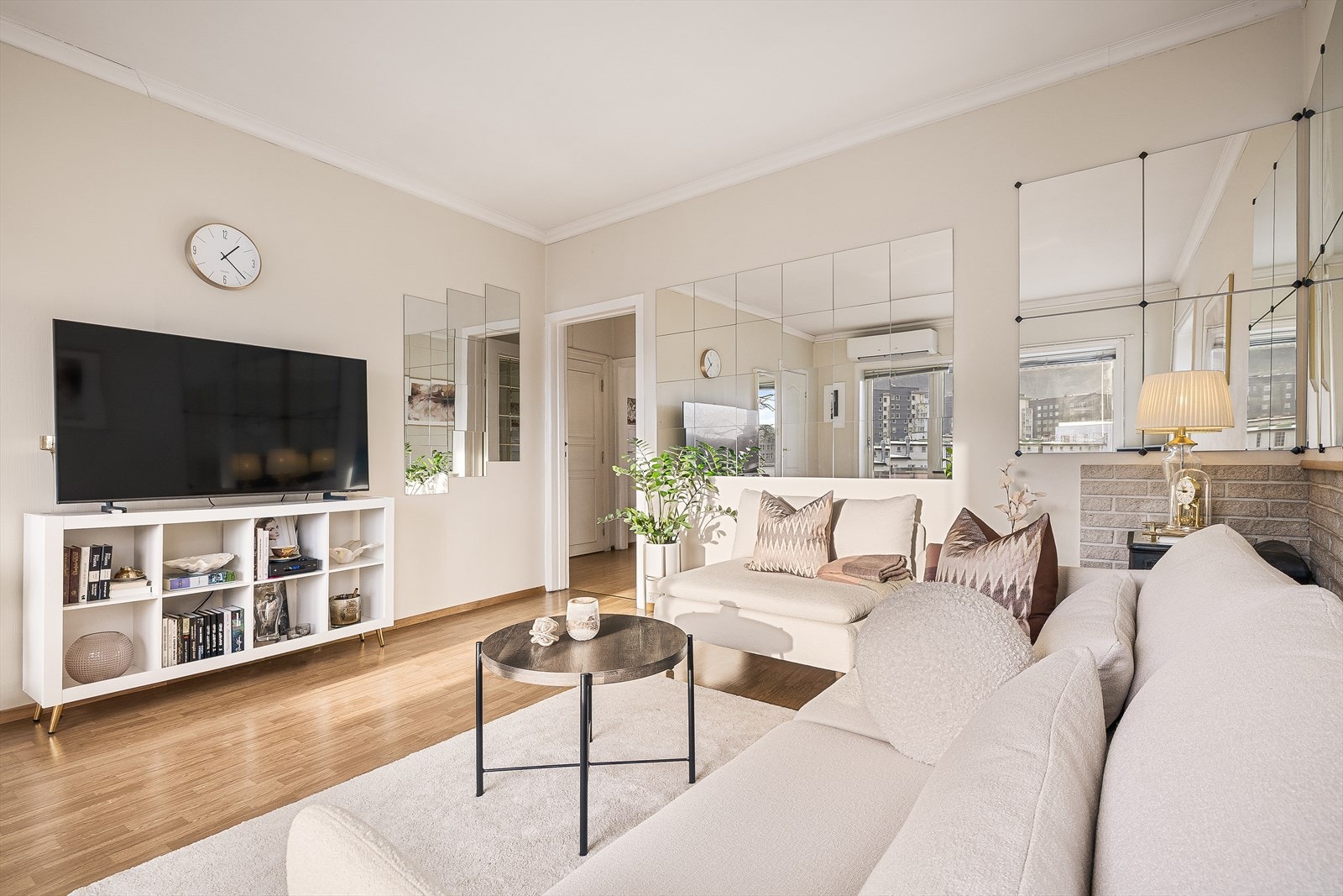 Stuen er lys og luftig, og har store vindusflater som sørger for godt med naturlig lys. Galleribilde