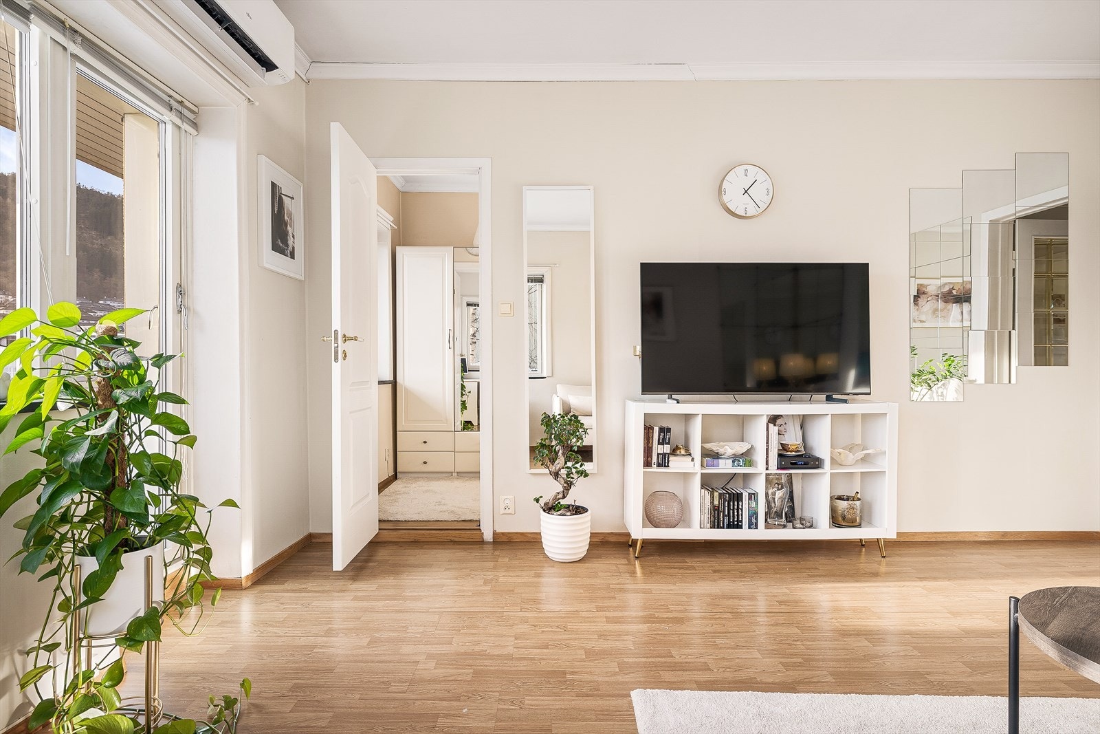 Fra stuen er det adkomst til et værelse som i dag benyttes som kombinert soverom og kontor. Galleribilde