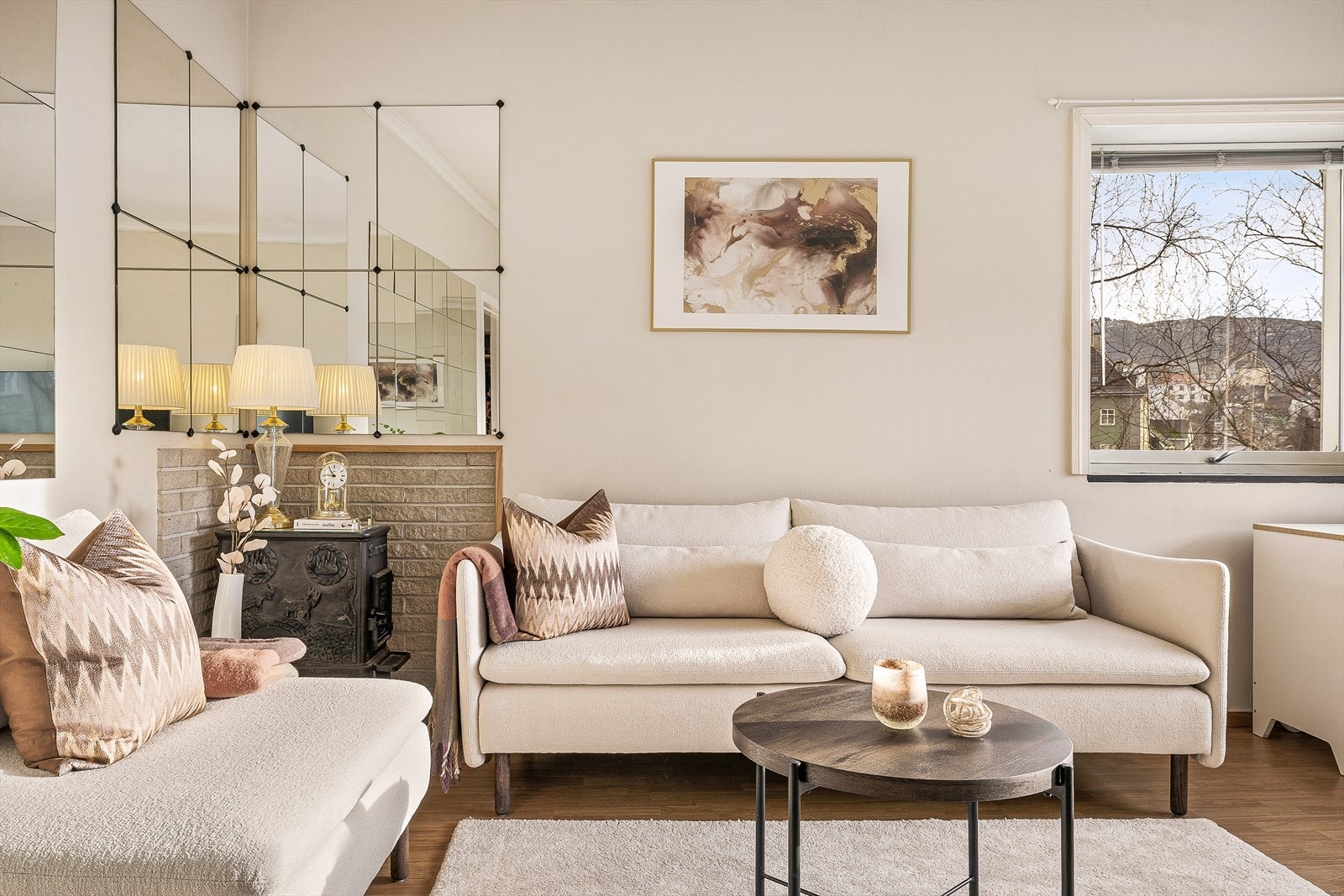 Legg merke til den flotte rentbrennende vedovn i stuen! Denne skaper en koselig og lun atmosfære. Galleribilde