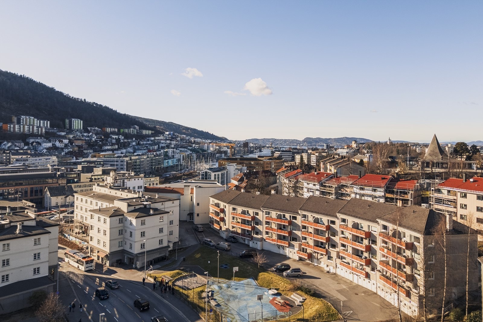 Til tross for en så sentral beliggenhet, ligger leiligheten i et hyggelig nabolag og en rolig gate. Galleribilde