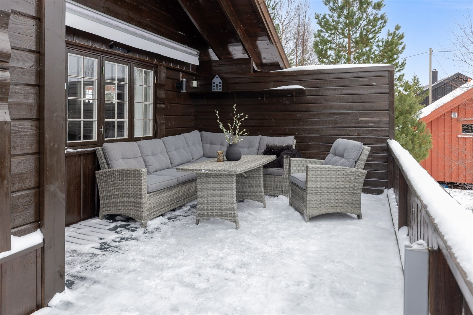 Hyggelig uteplass med utgang fra kjøkkenet Galleribilde