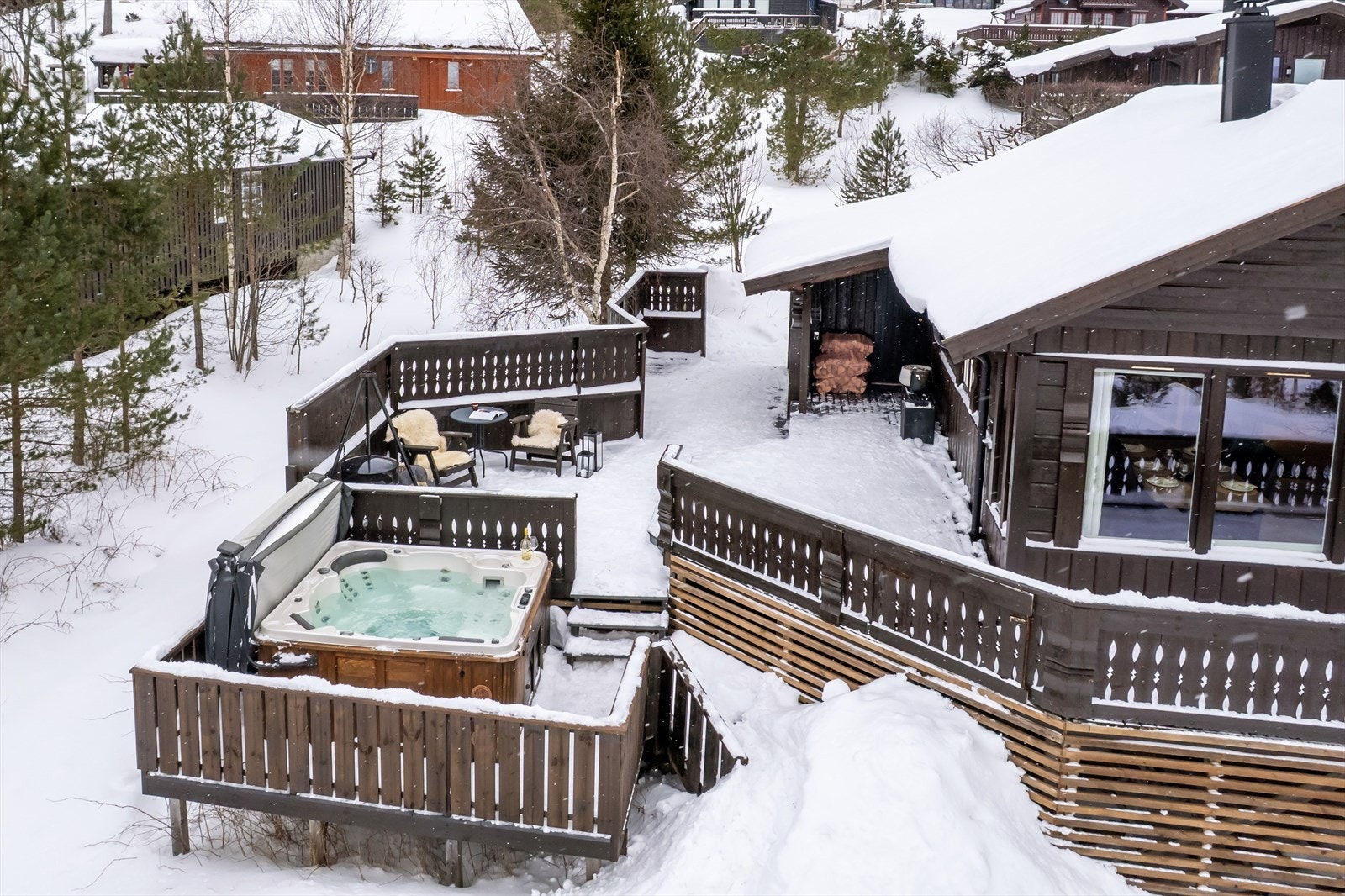 På en egen terrasse står et utvendig spabad fra Hydropool, med plass til seks personer. Galleribilde