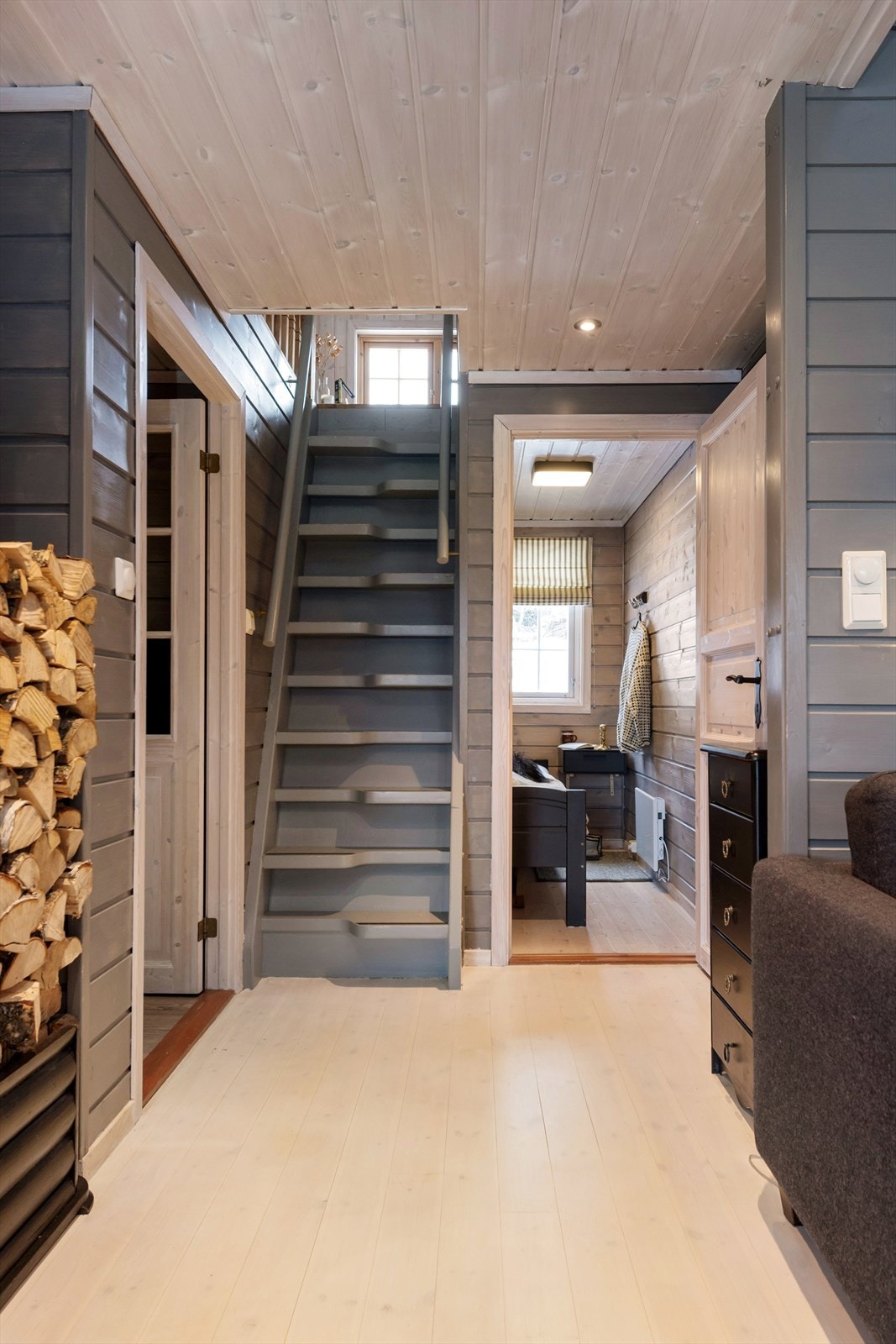 Gang med trapp opp til hemsen Galleribilde