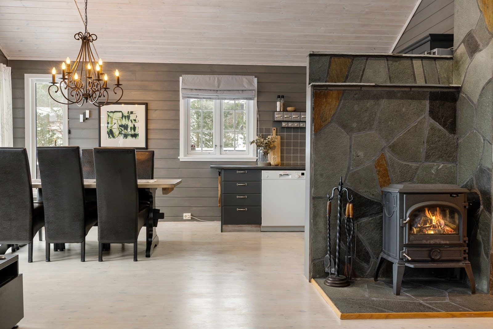 Kjøkken har god plass til spisebord Galleribilde