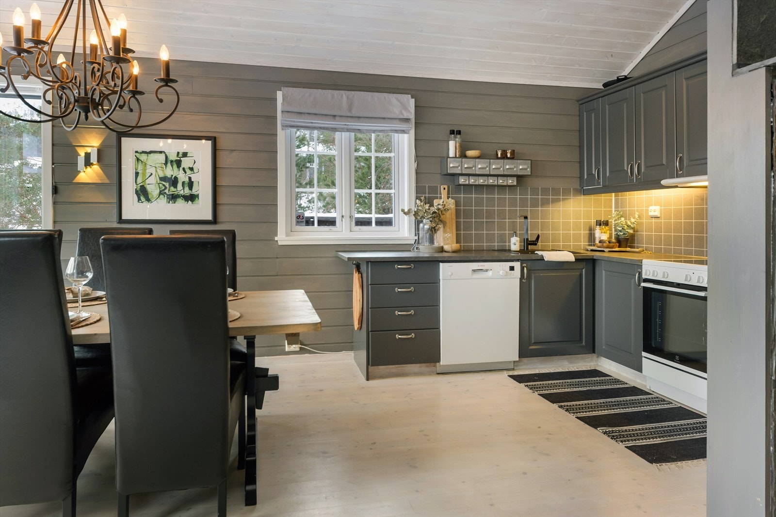 Kjøkkenet ble oppgradert i 2011 med nye dører og skuffefronter fra Strai Galleribilde