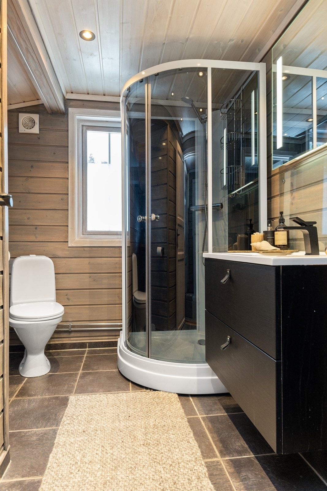 Badet har flislagt gulv med elektriske varmekabler Galleribilde