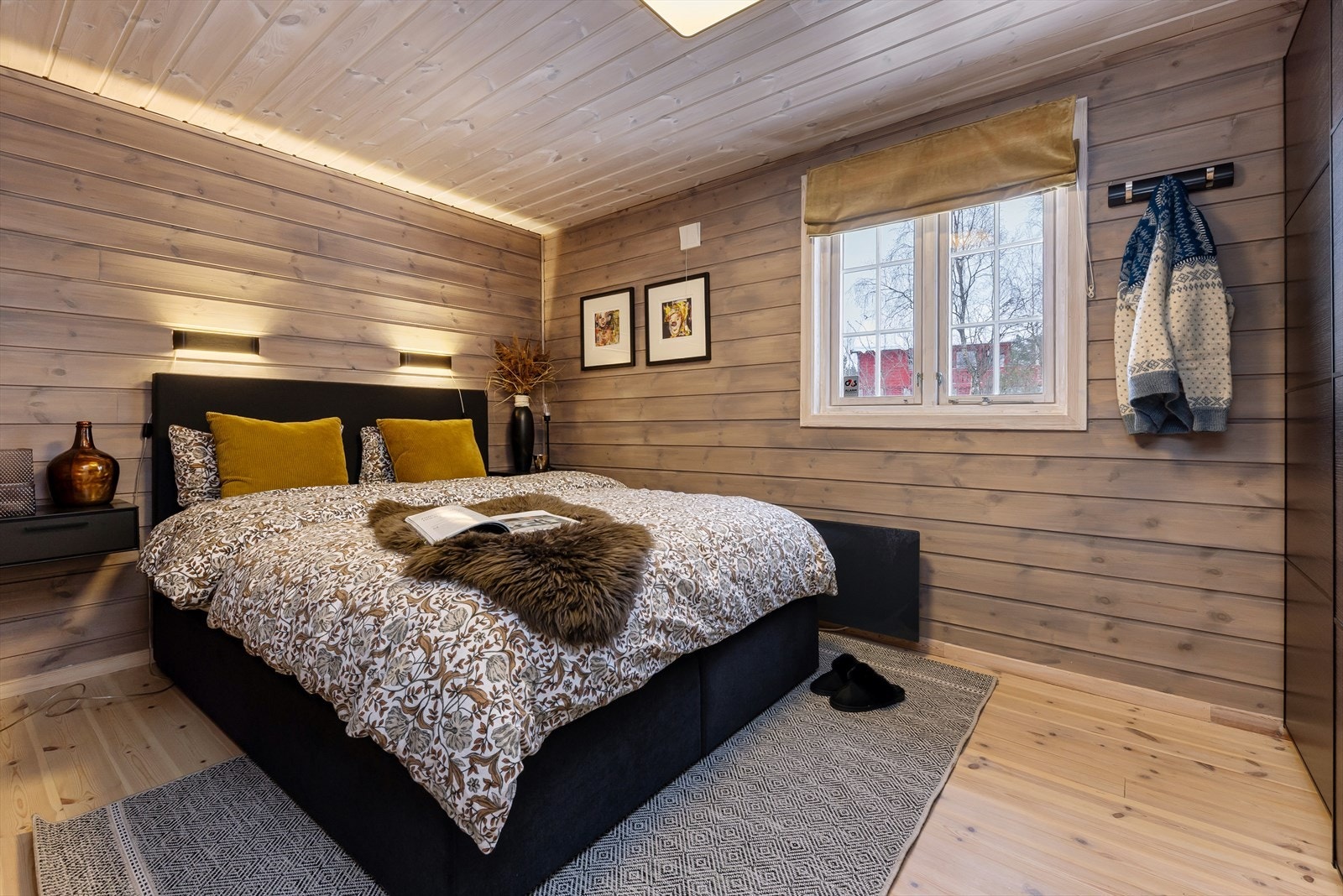 Hovedsoverommet har dobbeltseng og garderobeskap Galleribilde