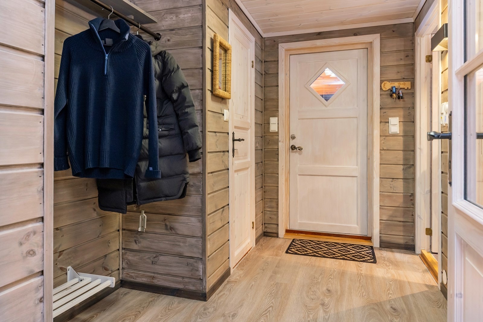 Entréen gir god plass til oppbevaring av yttertøy og sko Galleribilde