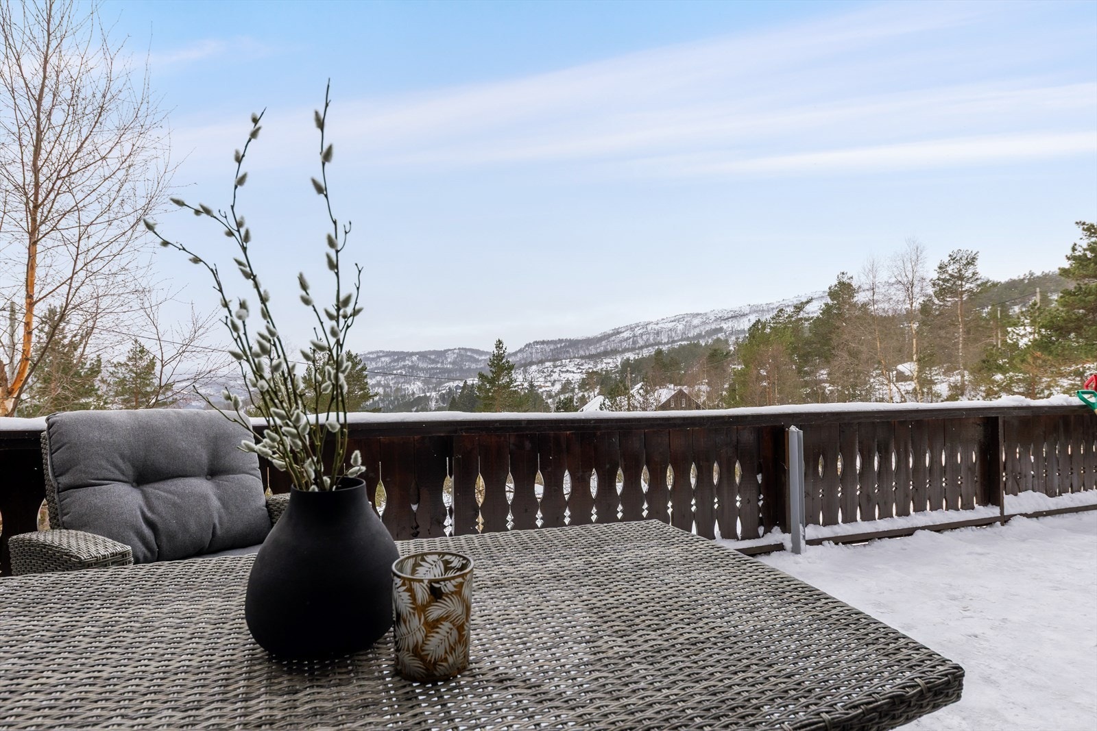 Solrikt med fin utsikt over vannet og fjellene Galleribilde