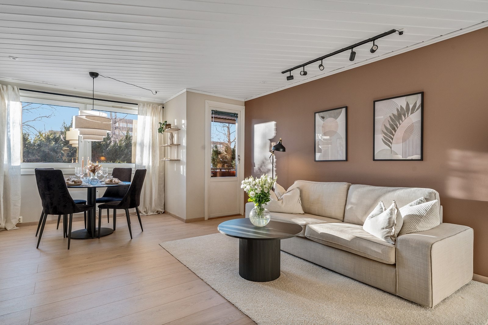 Fra stuen er det utgang til sørvendt terrasse. Galleribilde