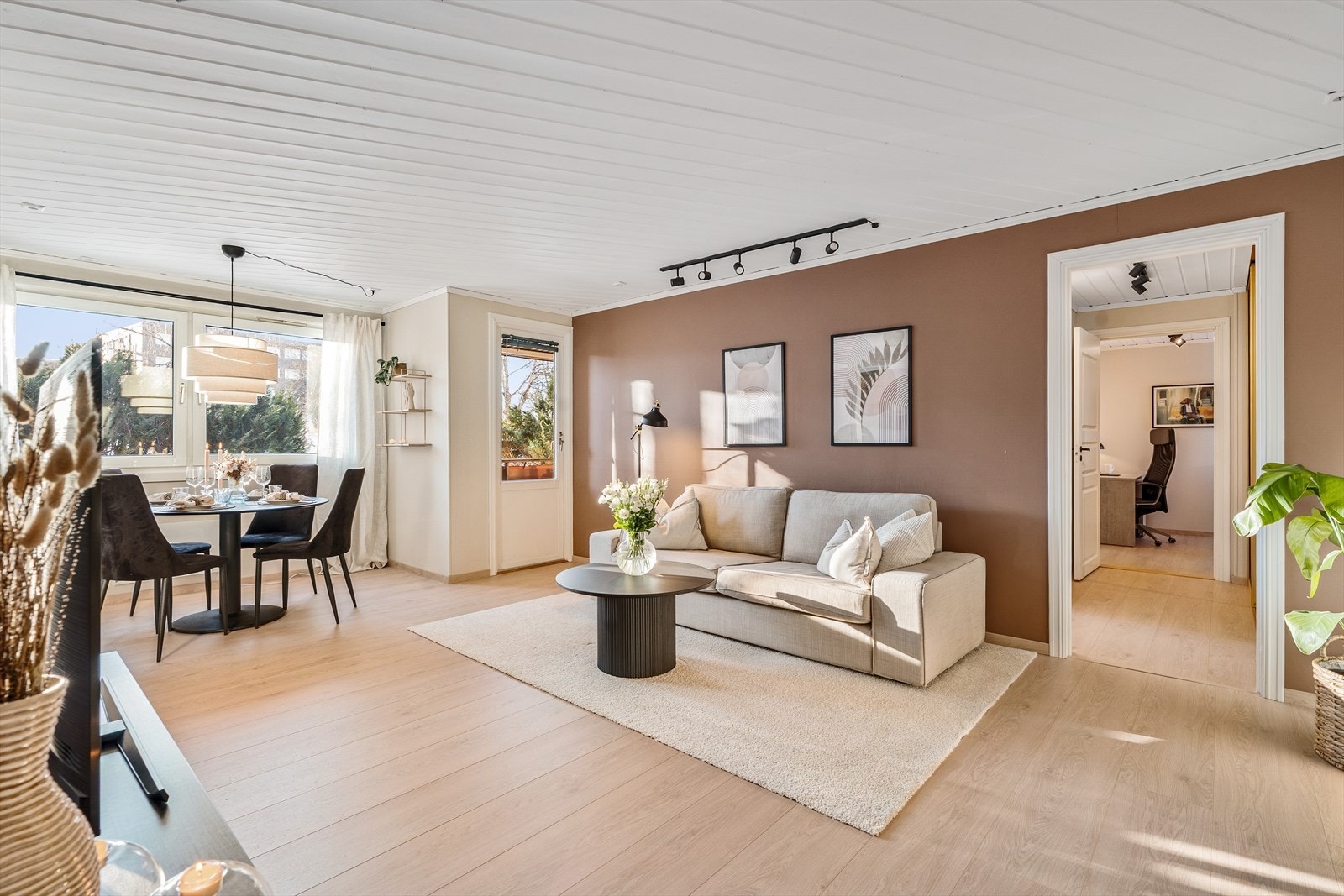 Proaktiv Eiendomsmegling v/Lasse Bøen ønsker velkommen til Østre Berg 12 (Foto: Joakim Reinaas v/Grattis Foto) Galleribilde