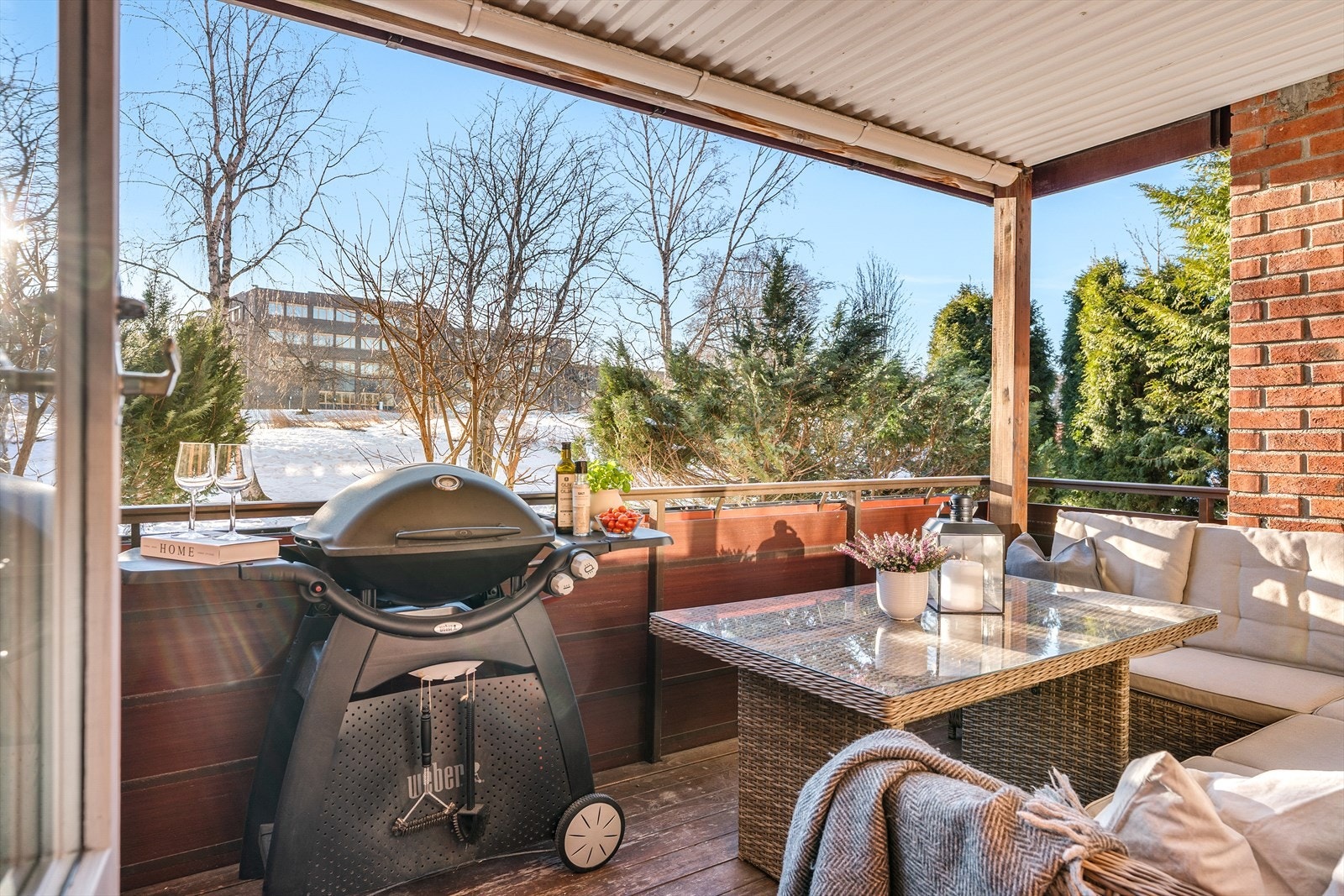 Sørvendt terrasse med gode solforhold. Galleribilde