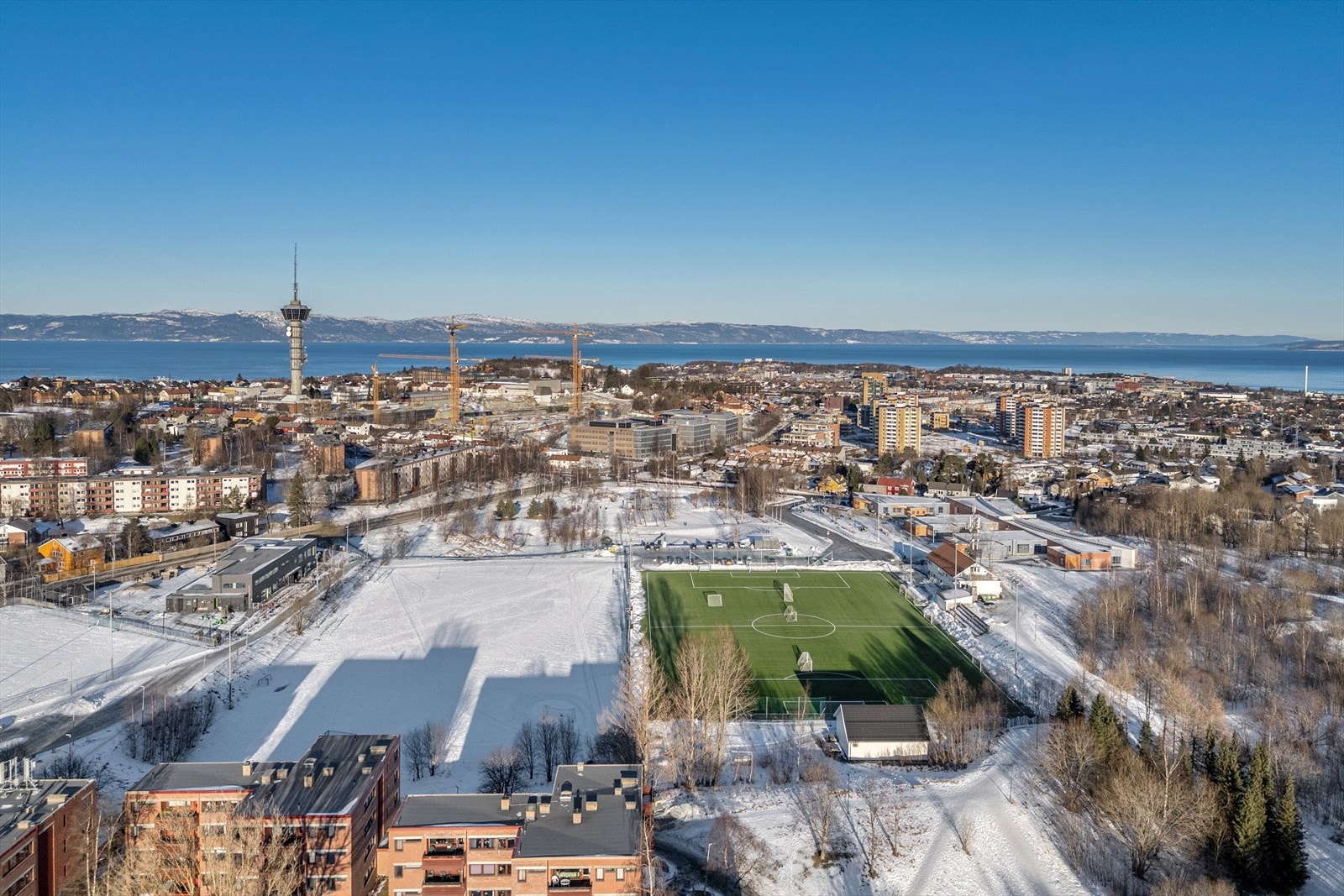 Her er det umiddelbar nærhet til et bredt utvalg dagligvarebutikker, apotek, bibliotek, kafe, idrettsplass, lekeplasser, kollektivtransport, turstier, skiløype, rekreasjonsområder med mer. Galleribilde