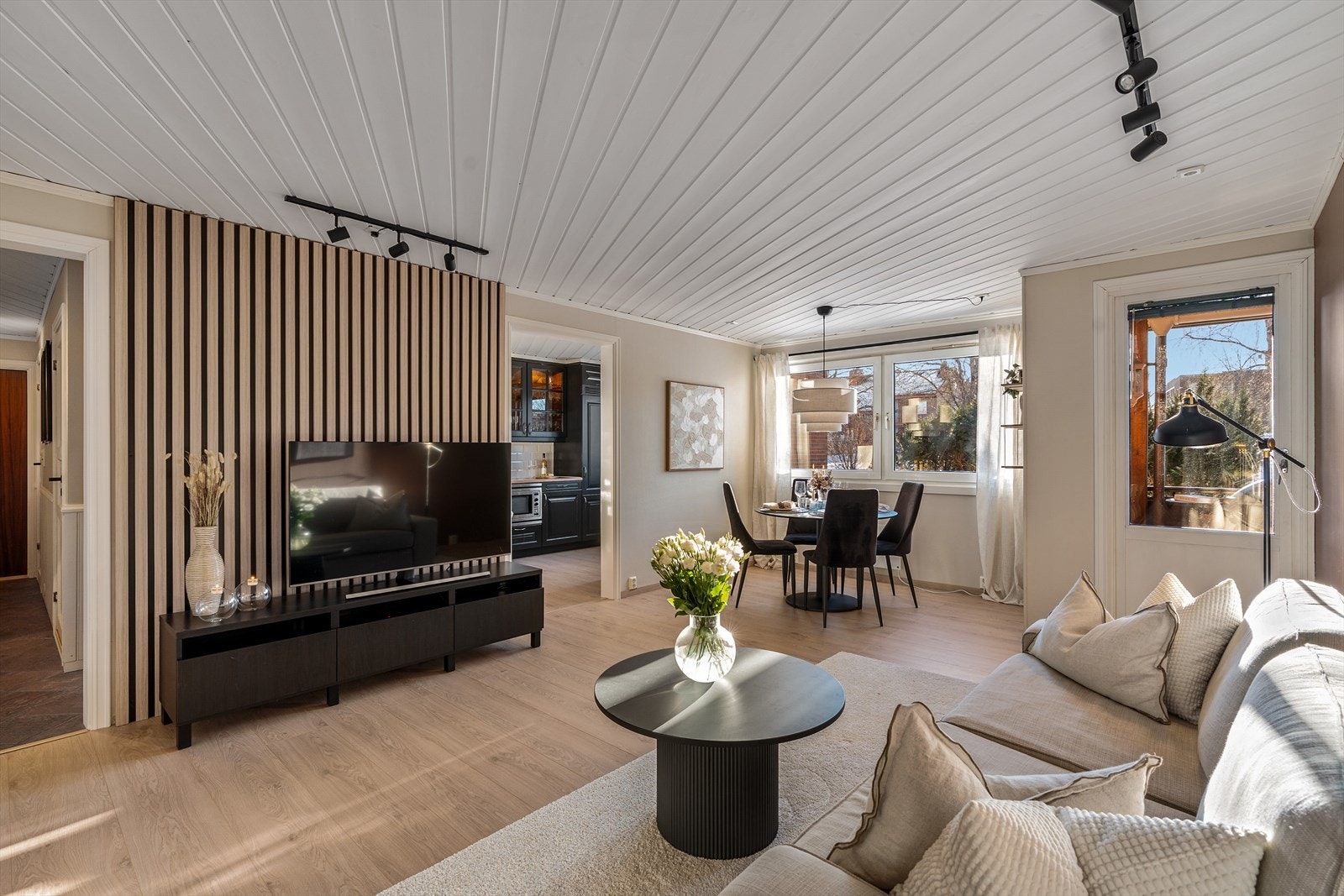 Lys og innbydende stue med flere møbleringsmuligheter Galleribilde