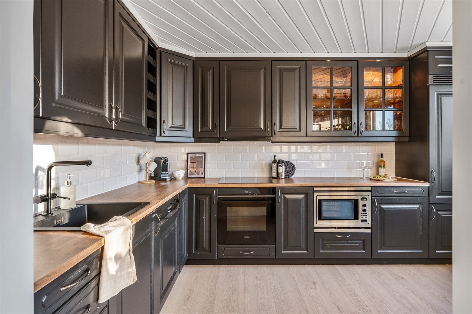 Stort kjøkken med rikelig benk- og skapplass. Galleribilde