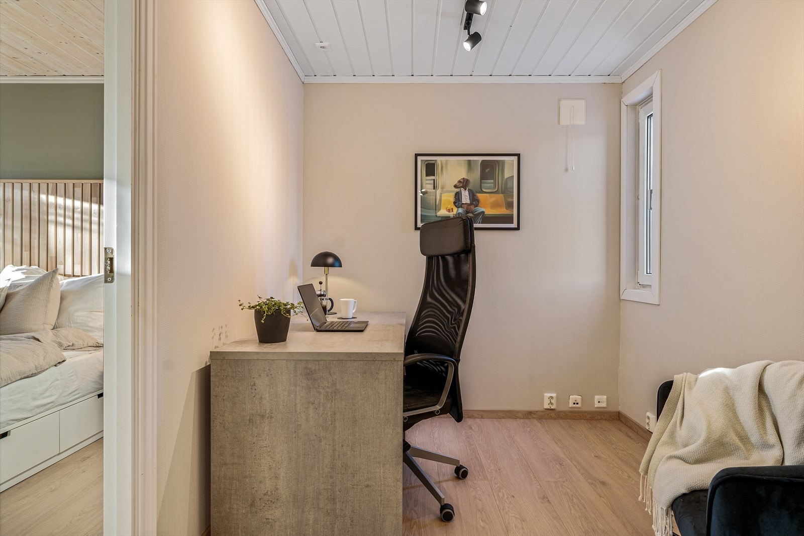 Ved inngang til hovedsoverom er det et praktisk rom som kan benyttes som kontor eller walk-in garderobe. Galleribilde