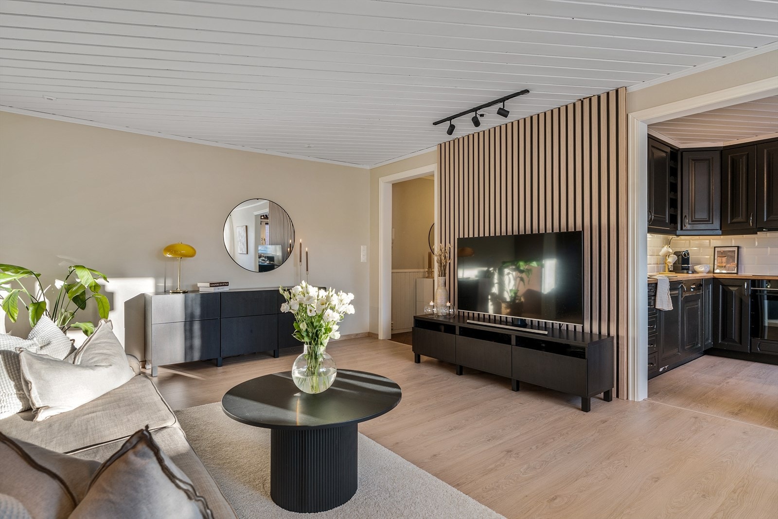 Romslig stue på 24 kvm med inngang til separat stort kjøkken. Galleribilde