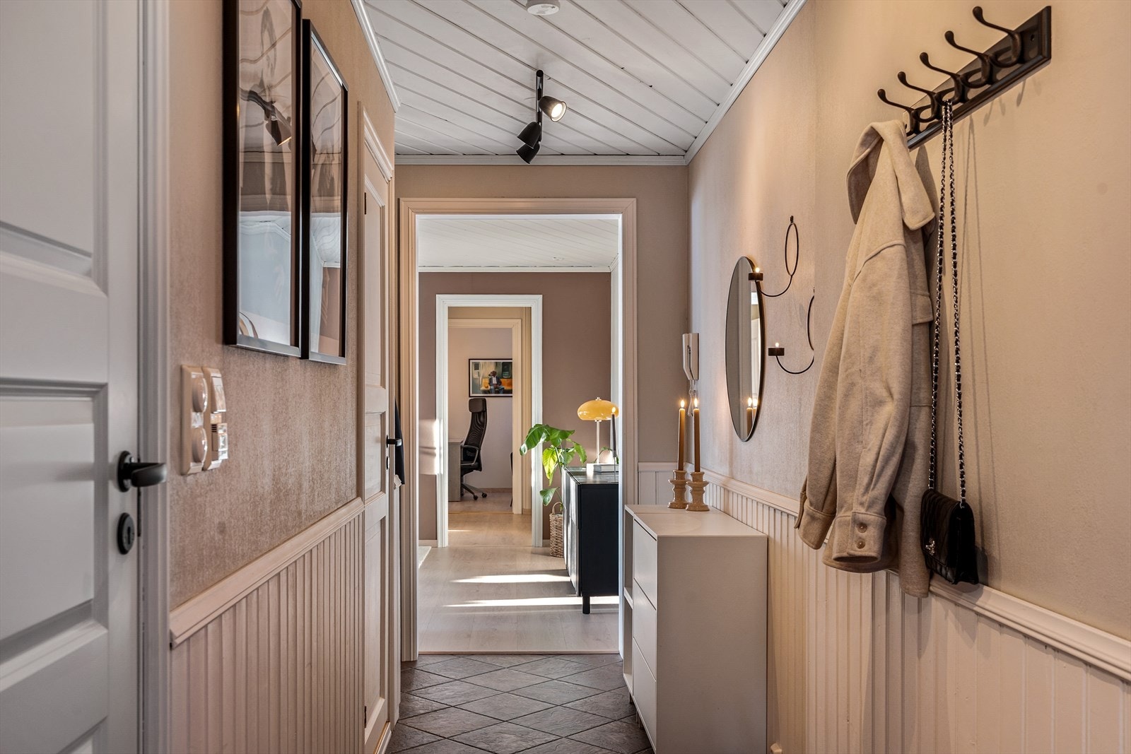 Flislagt gang med inngang til bad og eget vaskerom. Galleribilde