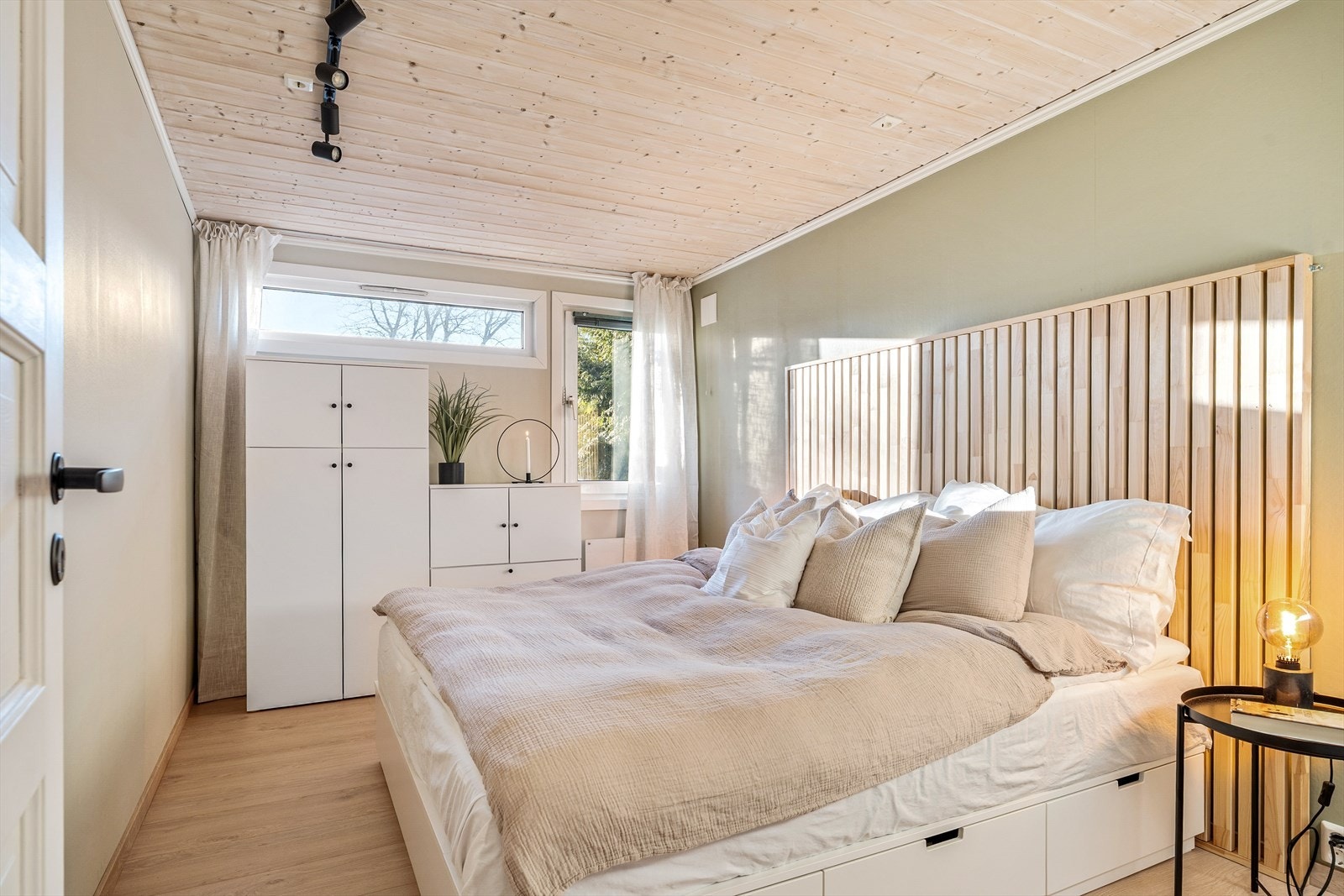 Romslig hovedsoverom med god plass til dobbelseng og skap. Galleribilde