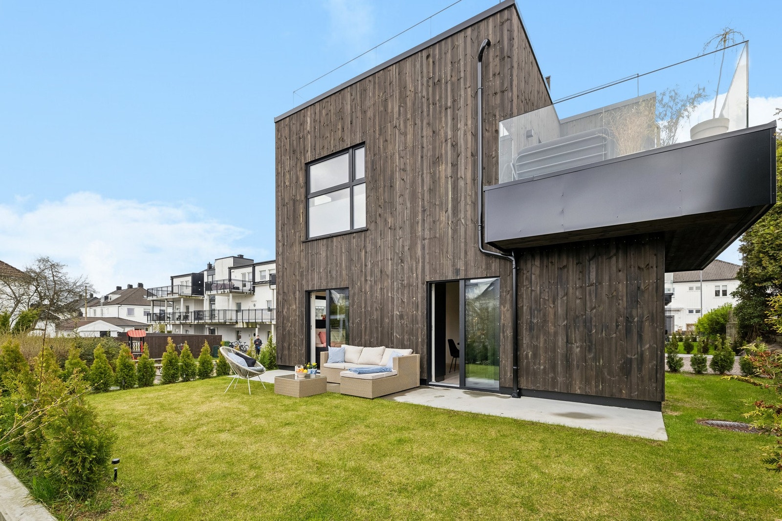 Leiligheten har i tillegg eksklusiv bruksrett på det naturlige hagearealet. Galleribilde