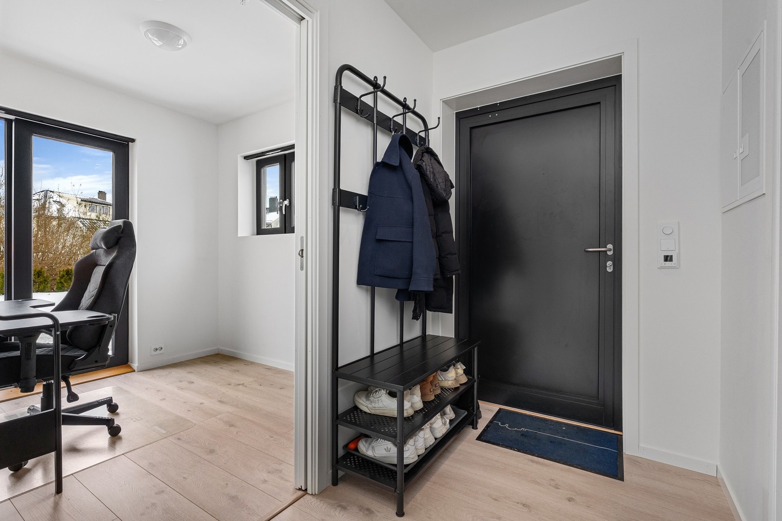 Man kommer inn til en pen og lys entré. Galleribilde