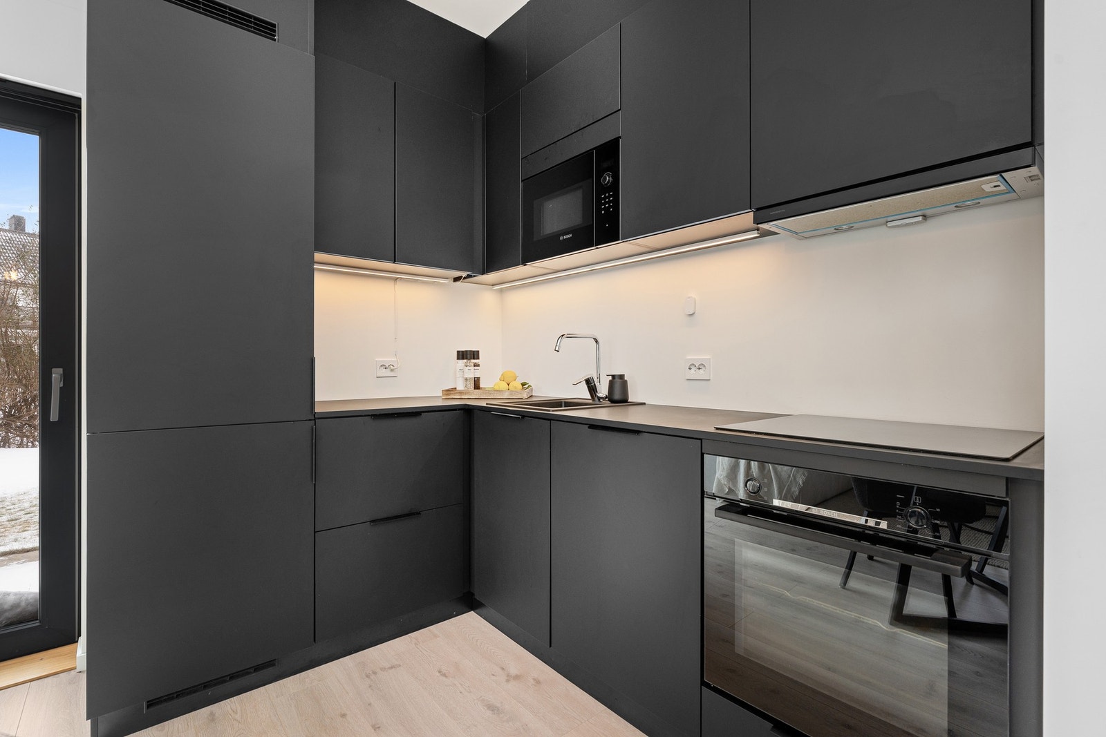 Kjøkkenet har rikelig med skap- og benkeplass. Galleribilde