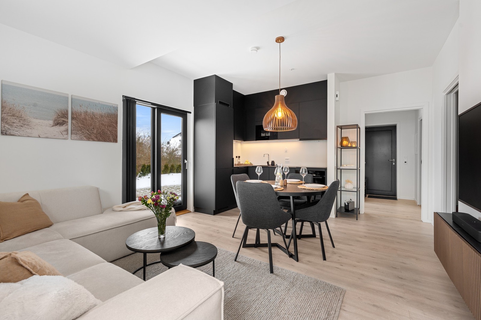 I stua har man ekstra god takhøyde som gir en fin romfølelse. Galleribilde