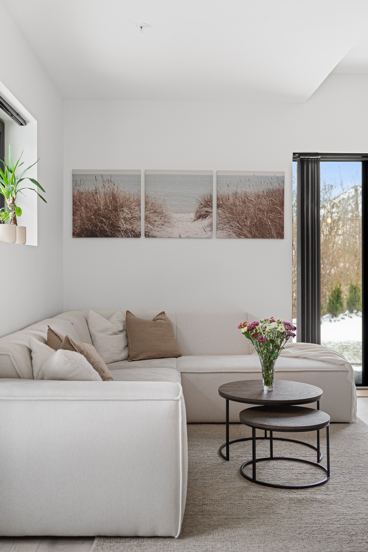 Stua har store vindusflater. Galleribilde