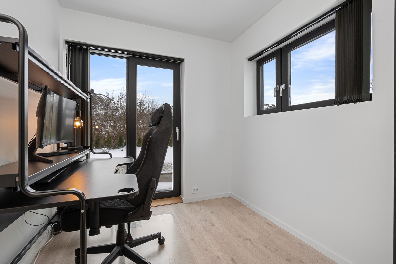 Det minste soverommet er i dag brukt som kontor. Herfra er det også utgang til hagen. Galleribilde