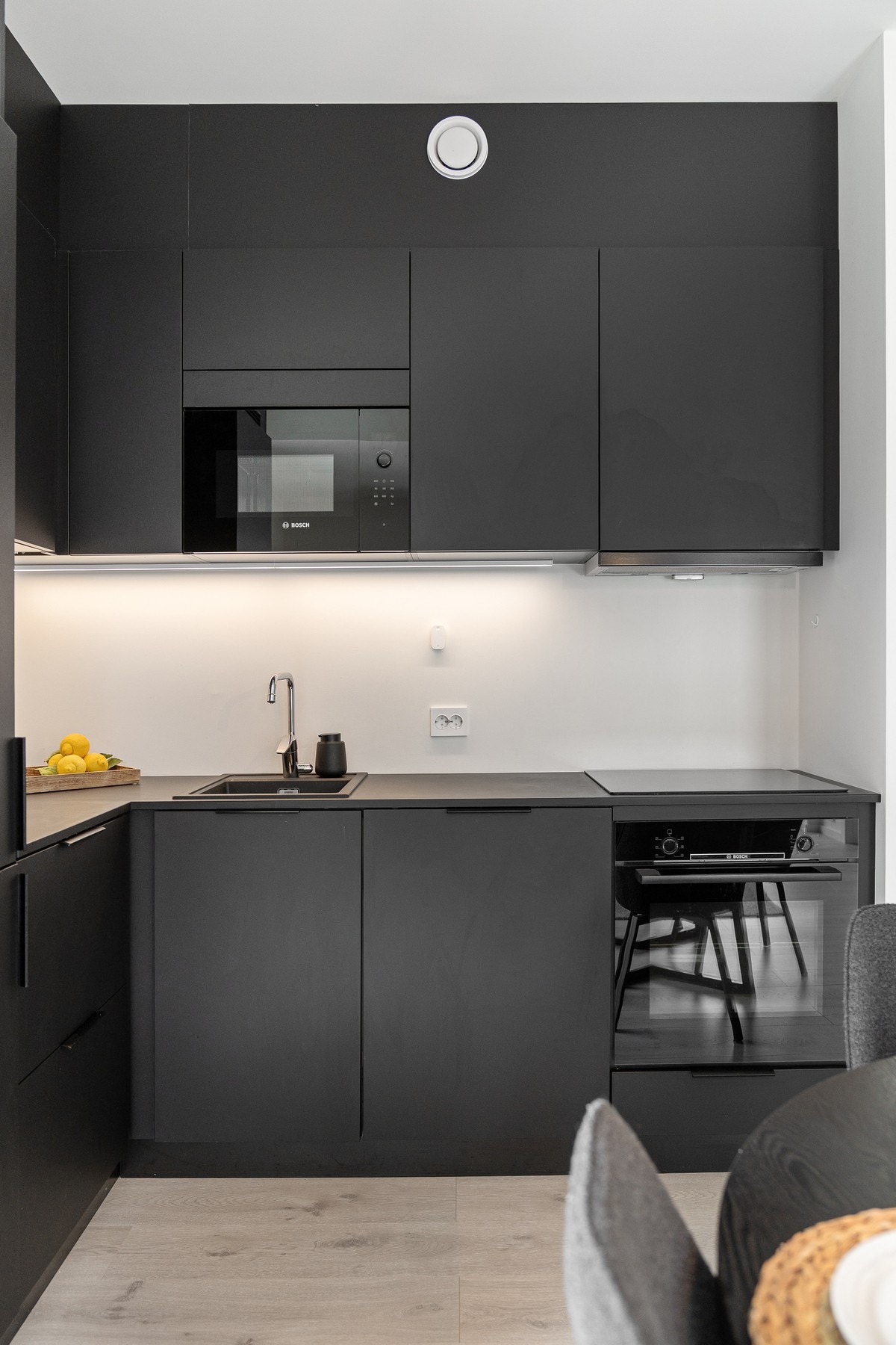 Kjøkkenet har flotte og overflater. Galleribilde