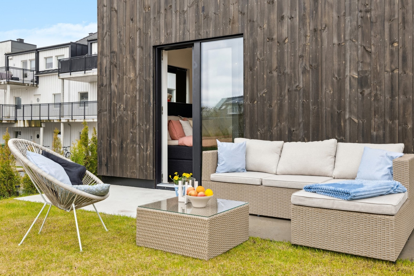 En flott terrasse som blir en forlengelse av stua om sommeren. Galleribilde