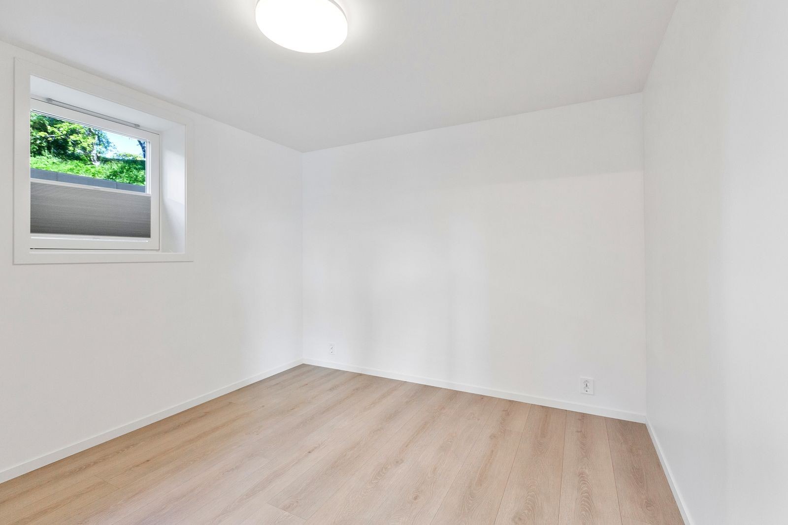 Hovedsoverom med god plass til dobbeltseng. Garderobeskap følger med. Galleribilde