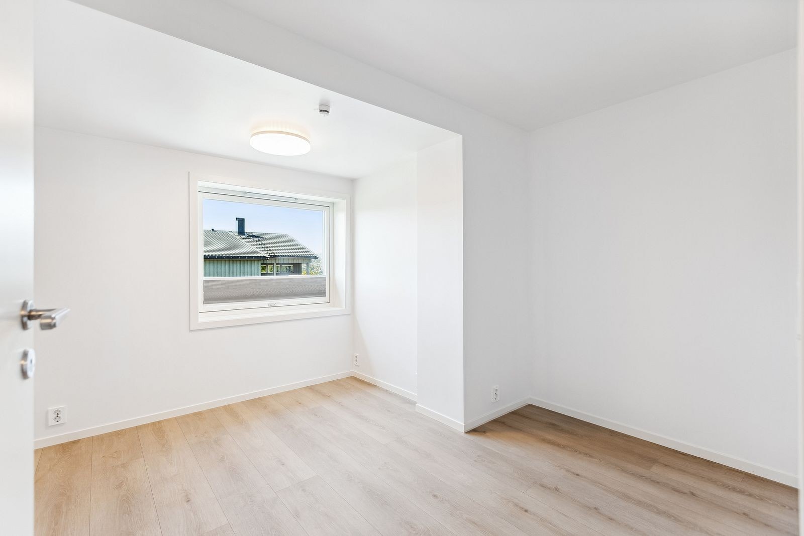 Begge soverom har god plass til seng, nattbord, skap og eventuelt skrivepult. Galleribilde