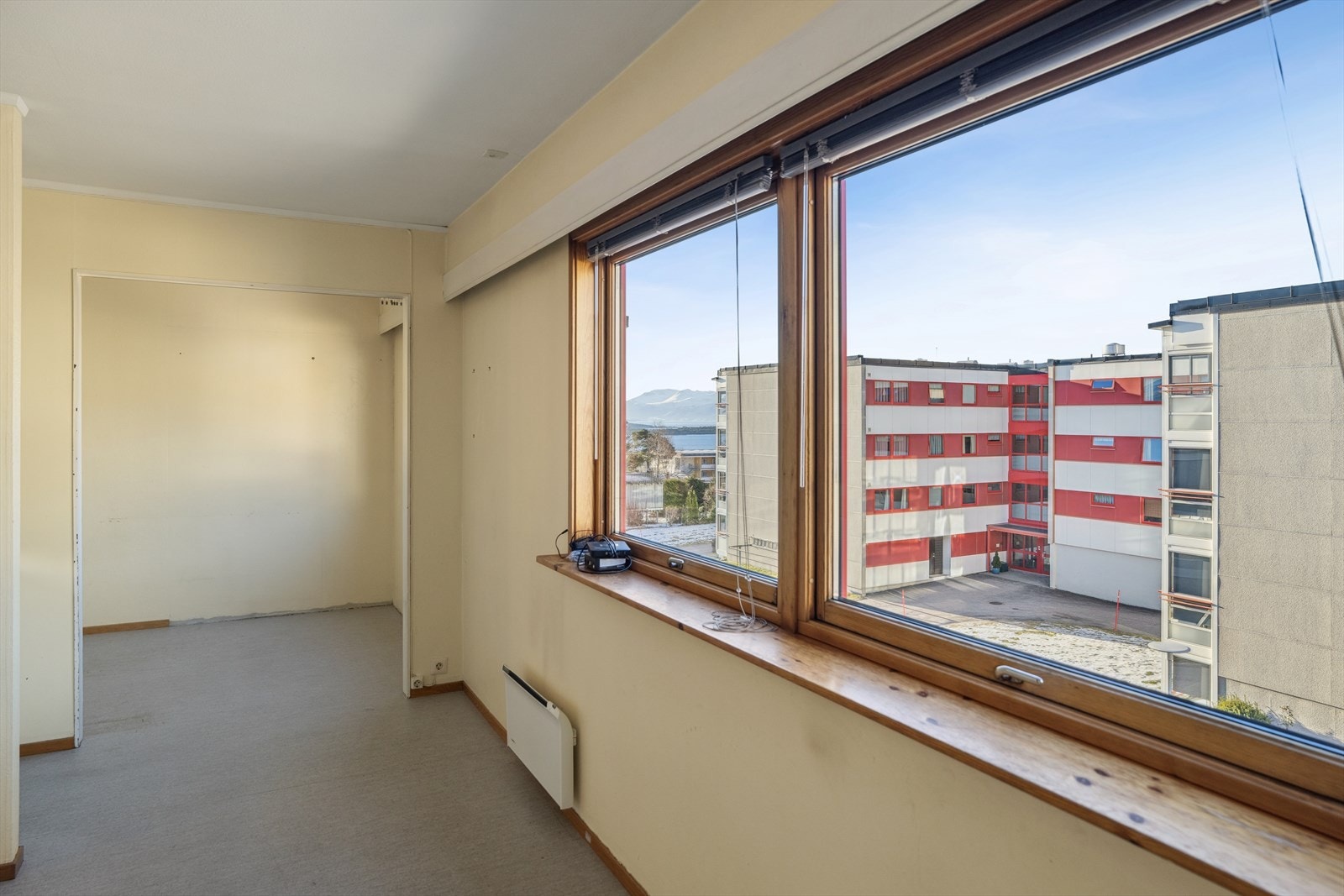 Store vindusflater som gir godt med lysinnslipp. God plass til sofagruppe og tv-møblement. Galleribilde