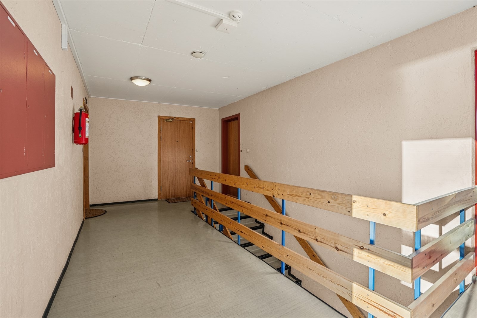 Enkel trappeadkomst opp til 3. etasje. Galleribilde