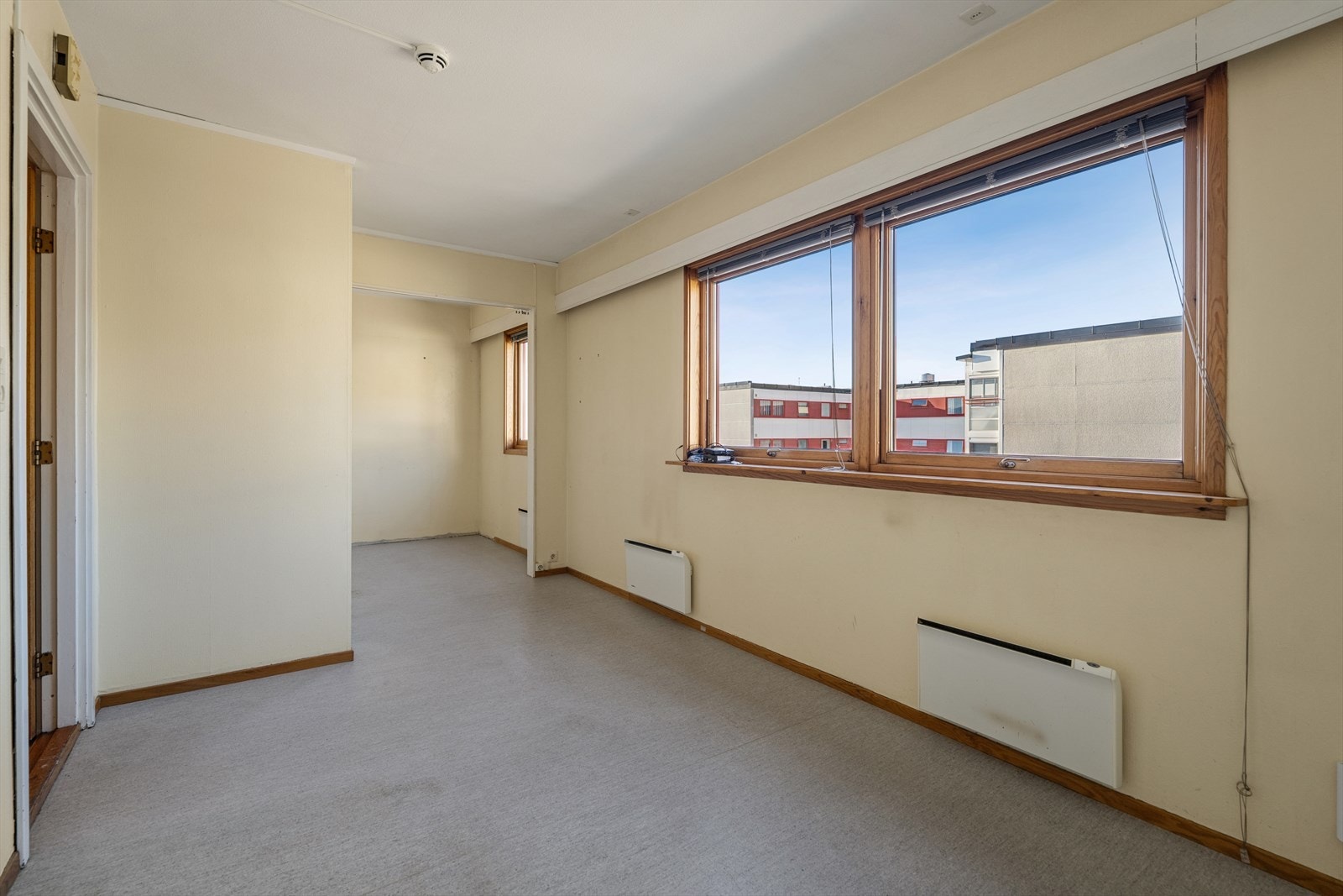 Dette skaper en luftig og åpen romfølelse, samtidig som sovealkoven gir en naturlig adskilt og skjermet plass for hvile. Galleribilde