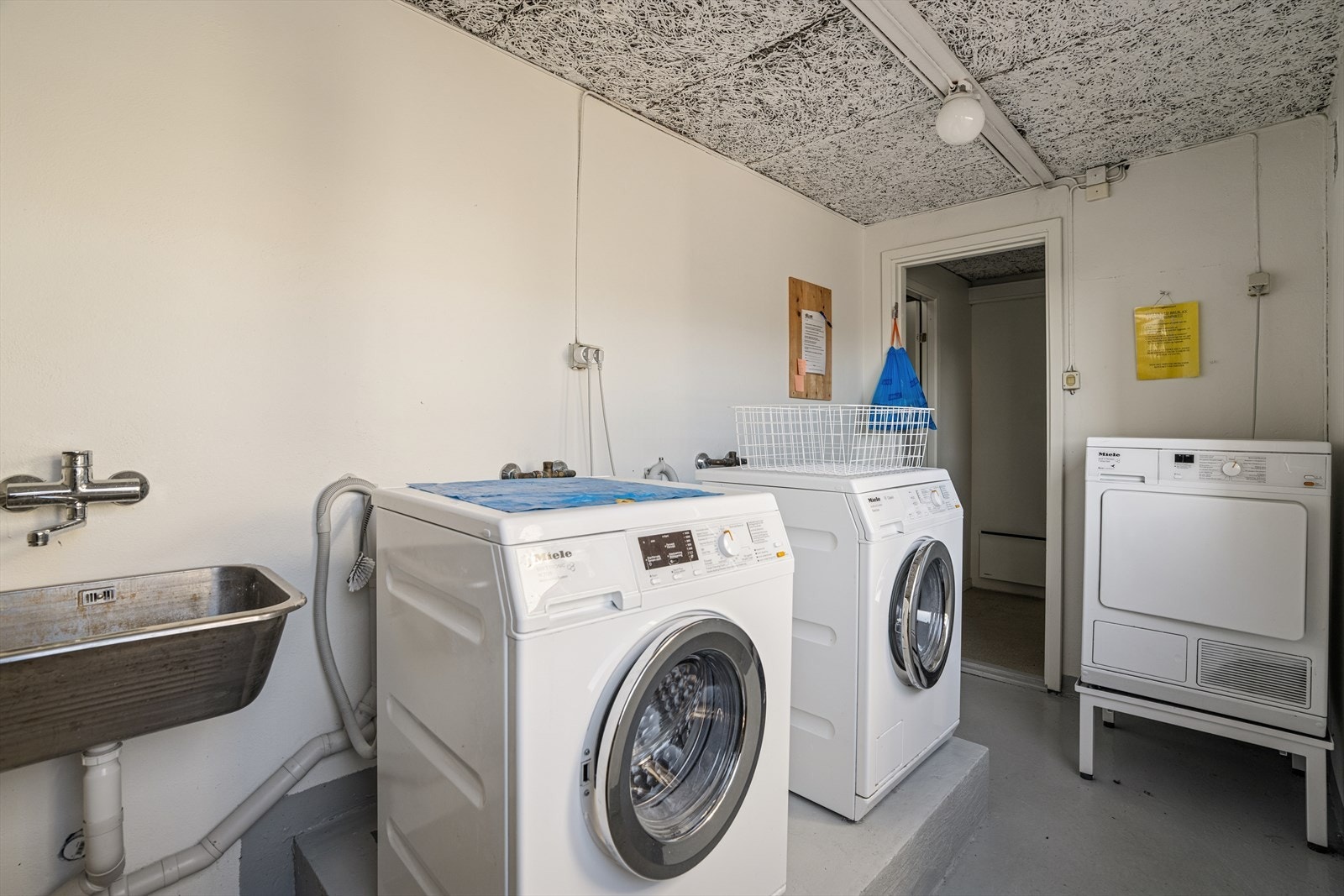 Felles vaskerom. Galleribilde