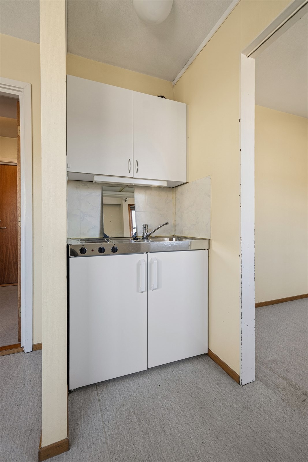 Fliser mellom benkeplaten og overskapene. Galleribilde