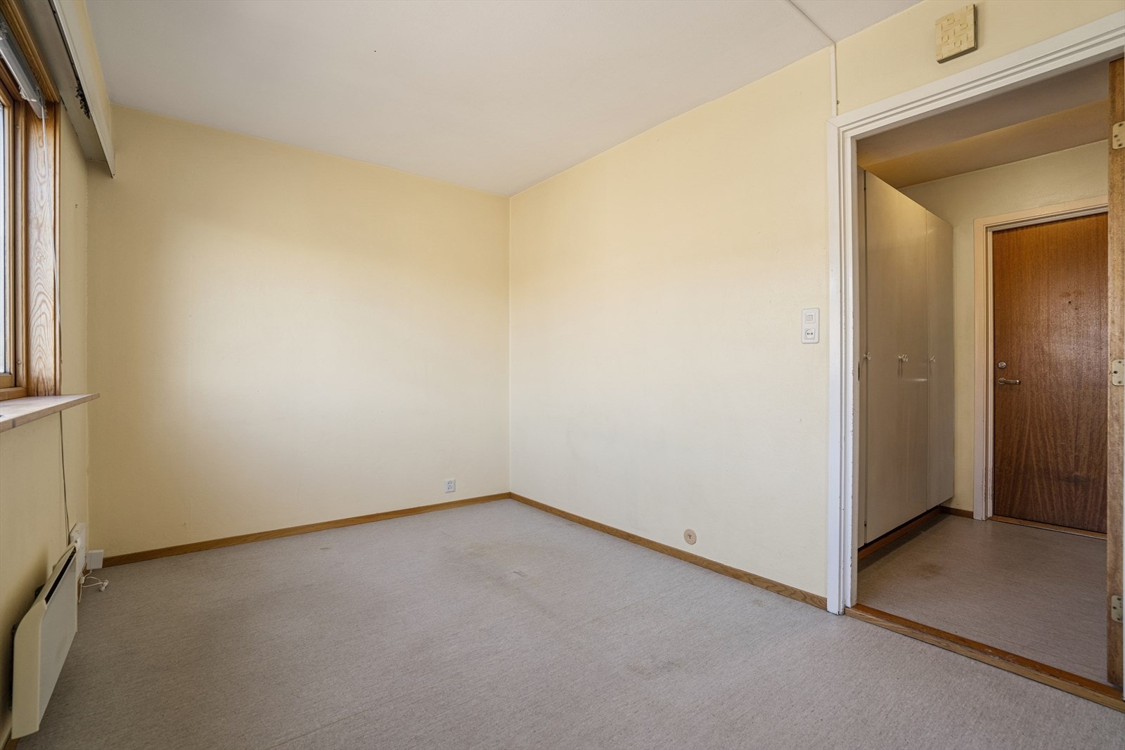 Leiligheten byr på en praktisk og smart planløsning med stue, kjøkken og sovealkove i én harmonisk sone. Galleribilde