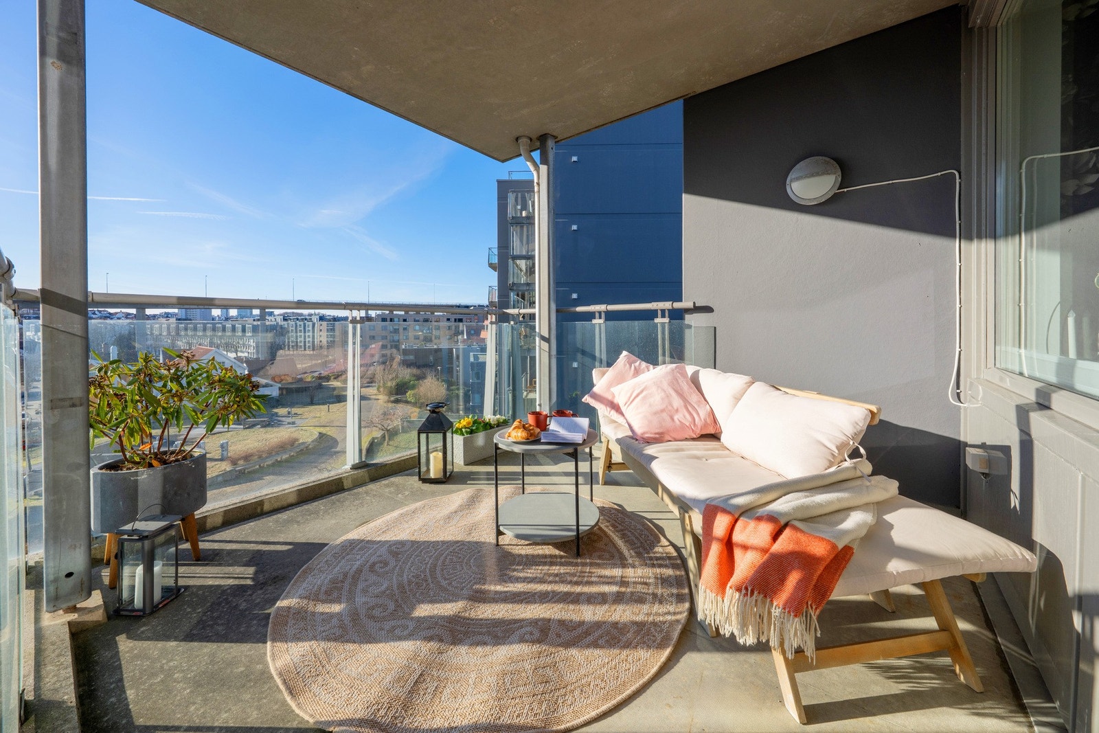 Nydelig balkong med sol fra formiddag til kveld om sommeren. Balkongen kan også søkes glasset inn, noe som ville gjort den enda mer anvendelig. Galleribilde