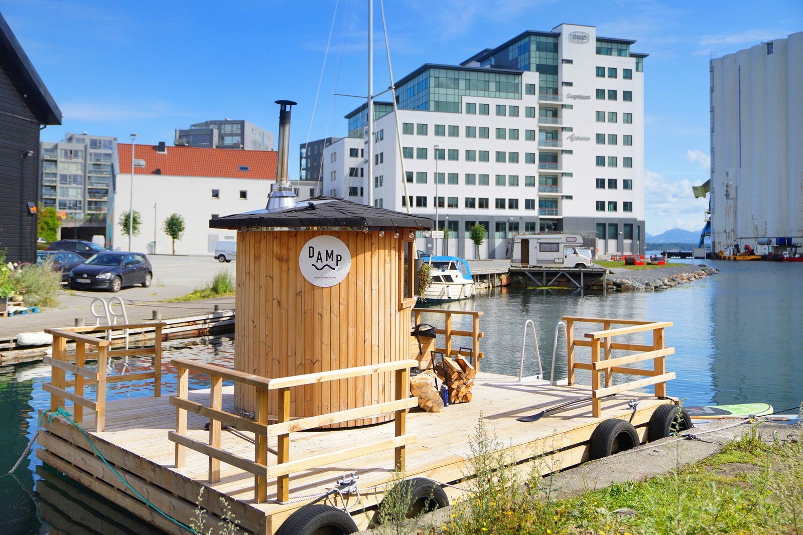 Området rundt Badedammen er levende og blant byens beste. Samtidig er sentrum bare noen få minutters gange unna. Galleribilde