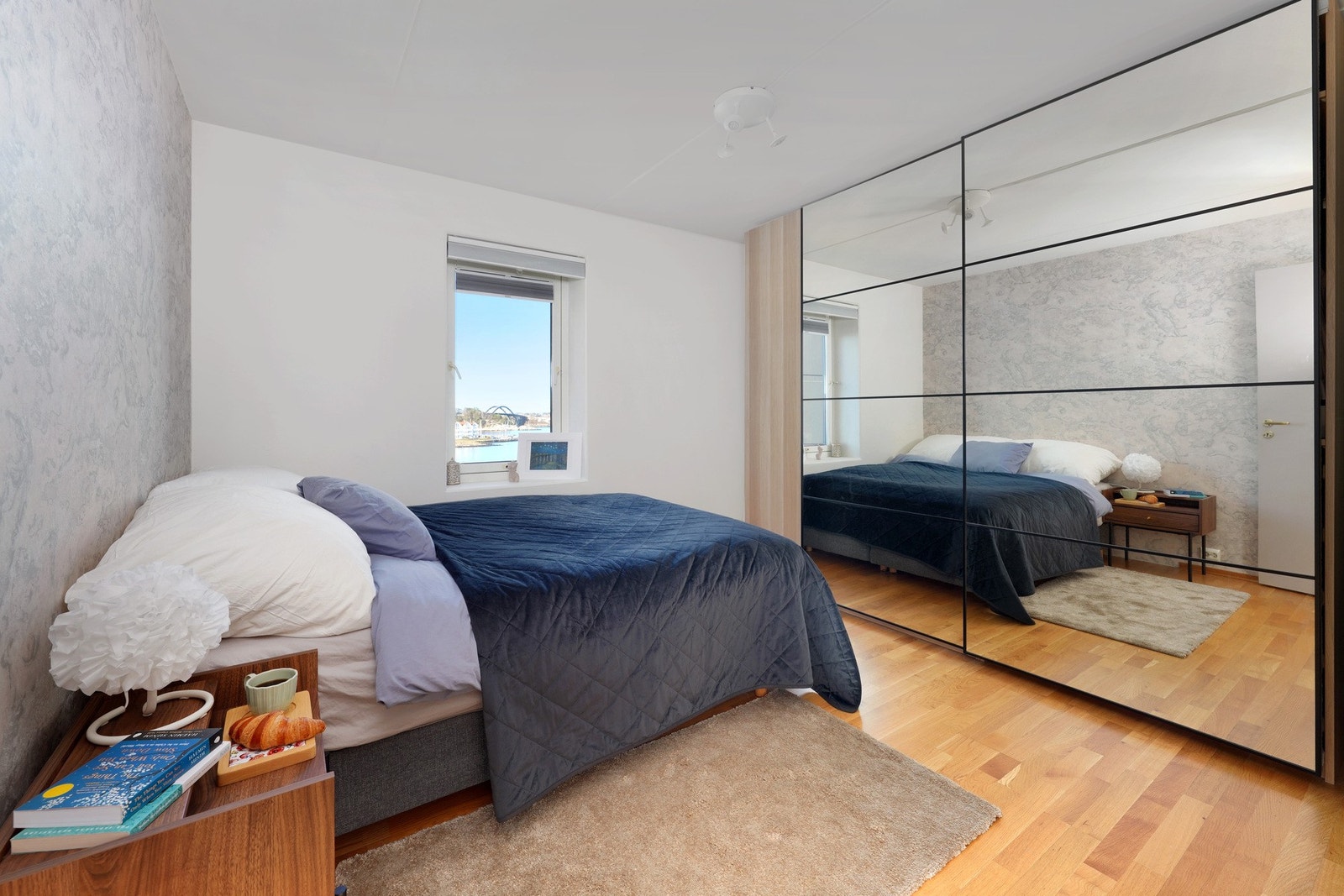 Hovedsoverom med stor skyvedørsgarderobe og sjøutsikt. Galleribilde